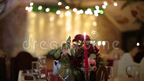 圣诞婚宴大厅内部细节与装饰和桌子设置在餐厅冬季装饰视频的预览图
