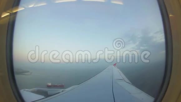 飞机抵达机场视频的预览图