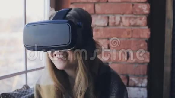家庭虚拟现实耳机中的美女画像视频的预览图