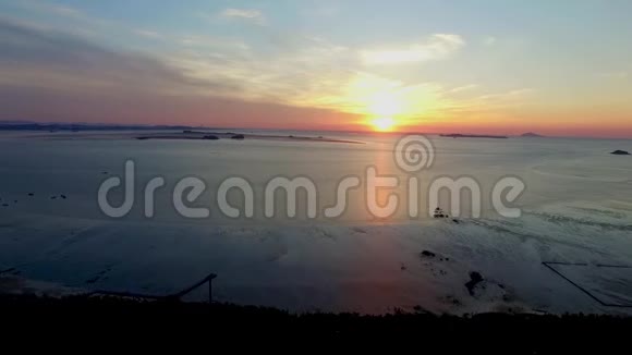大韩松林山林度假村泥滩日落韩国亚洲视频的预览图