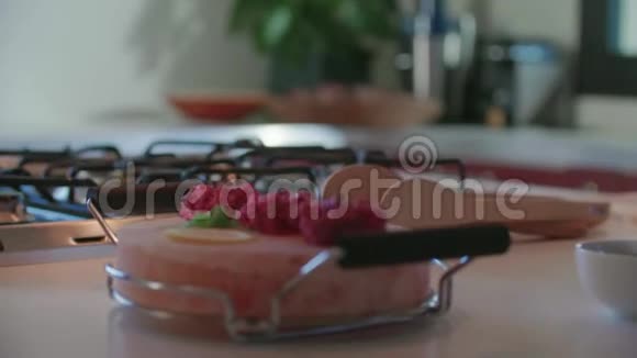 盐盘上生肉的细节四个白种人朋友地中海意大利沙拉牛排和面包午餐或视频的预览图