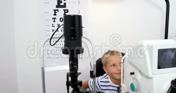 视光师为年轻病人提供高五视频的预览图