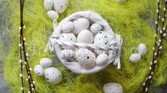 复活节彩蛋在巢和春天的黄草视频的预览图