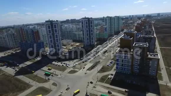 城市邻里郊区夏季鸟瞰录像带十字路口和道路的空中新区景观视频的预览图
