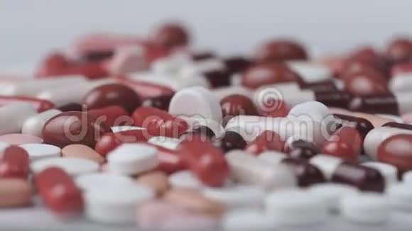 红白药片在白色背景下旋转视频的预览图