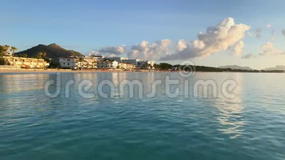 暑假在马洛卡岛美丽的海滩视频的预览图