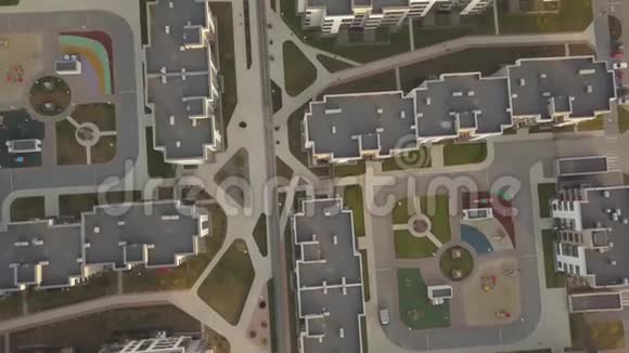夏季新的现代化住宅小区视频的预览图