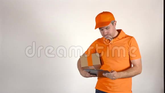 穿橙色制服的快递员把包裹送到错误的地址错误概念4K演播室拍摄视频的预览图