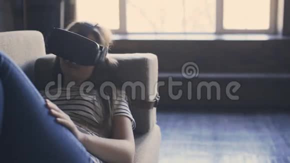 戴着虚拟现实眼镜的女人做手势视频的预览图