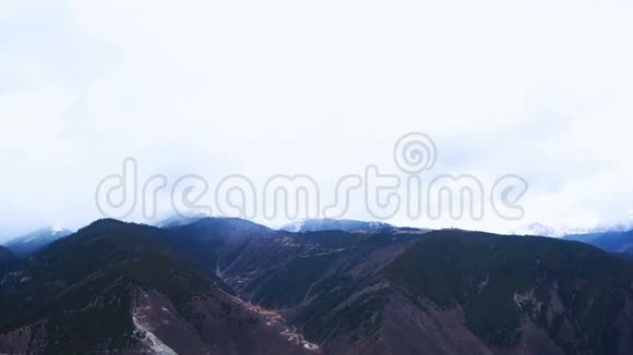 白云藏山小镇鸟瞰图视频的预览图