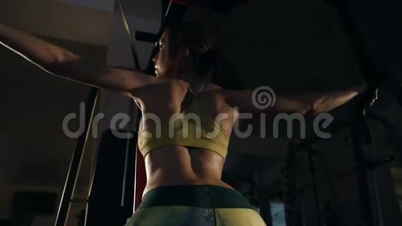 在健身房训练运动的女人背部及肩部运动视频的预览图