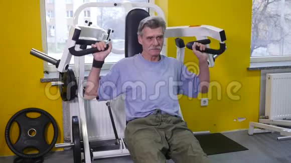 在健身房使用教练的老人视频的预览图