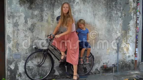 妈妈和儿子骑自行车马来西亚槟城乔治敦公共街道艺术视频的预览图