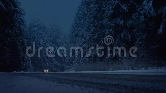 汽车在夜晚穿过暴风雪视频的预览图