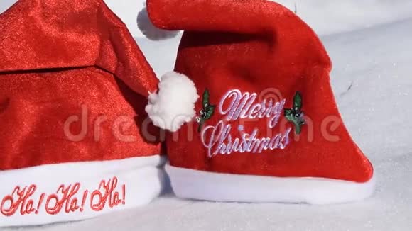 在白雪上戴两顶圣诞红帽子视频的预览图