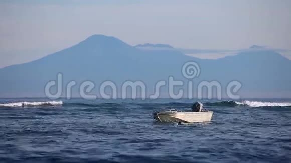 海洋码头的一艘小船背景是群山视频的预览图