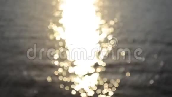 阳光反射海洋表面模糊抽象闪烁运动视频的预览图