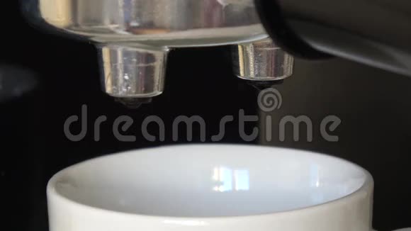咖啡机用泡沫和水滴泡制一杯浓咖啡视频的预览图