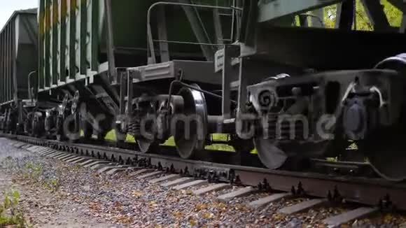 火车头穿过铁路铁路运输视频的预览图