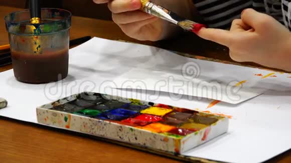 画笔彩色颜料和水彩进行艺术创作视频的预览图