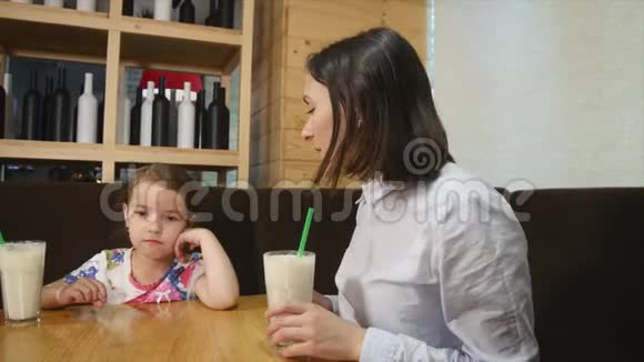 妈妈和女儿在咖啡馆吃披萨视频的预览图