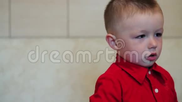 穿红色衬衫的可怜的小男孩视频的预览图