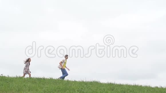 两个快乐的青少年在公园里跑步视频的预览图