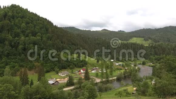 美丽的自然景观鸟瞰喀尔巴阡山中的村庄上景以上视频的预览图