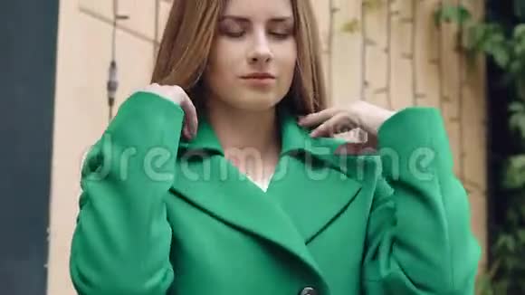 时尚女孩纠正绿色外套和微笑视频的预览图