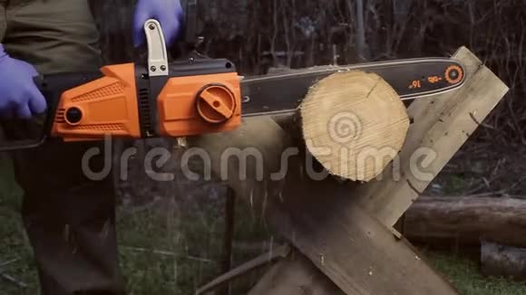 用电锯切割木材的工人视频的预览图