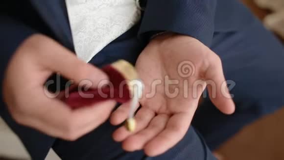 年轻人看着结婚戒指视频的预览图