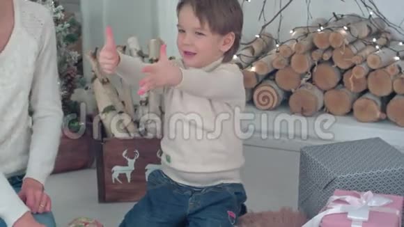 年轻的母亲和兴奋的男孩数着手指上的圣诞礼物视频的预览图