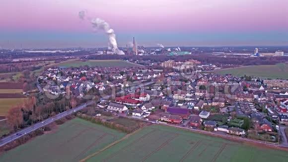 DuisburgMndelheim航空天际线背景是德国钢铁厂视频的预览图
