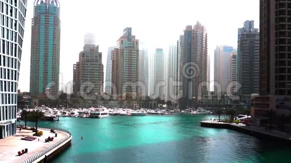 从迪拜码头的Promenade俯瞰美丽的景色漂浮的游艇和船只视频的预览图