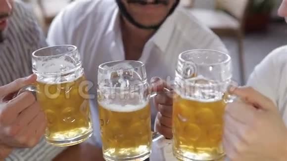 三个带啤酒的年轻人的俯视图视频的预览图