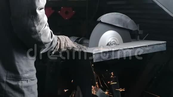 切割金属男人的手的特写用圆锯切割金属火花飞到一边视频的预览图