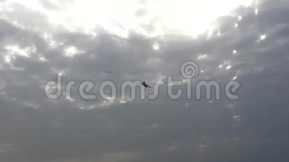 云层背景下的客机视频的预览图
