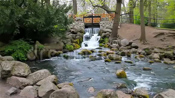 城市欧洲公园里的小瀑布视频的预览图