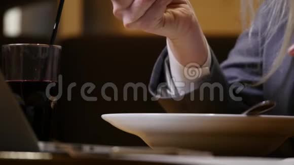 女商人在咖啡馆吃午餐的手视频的预览图