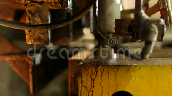 该工人从事生产自动机床上的金属切削金属切削特写视频的预览图