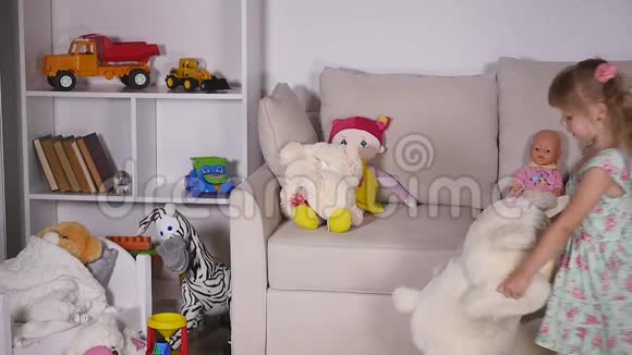 一个女孩和一只白熊在房间里旋转慢动作视频的预览图