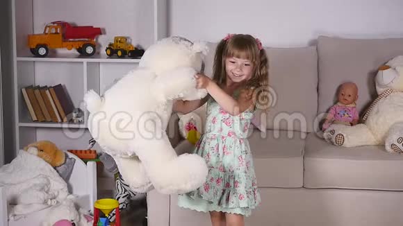 一个女孩和一只白熊在房间里旋转慢动作视频的预览图