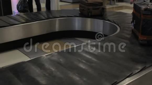 乘客从机场的皮带上拿行李行李索赔区视频的预览图