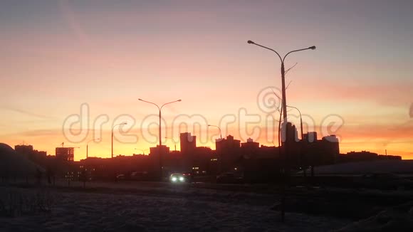 城市里美丽明亮的日落视频的预览图