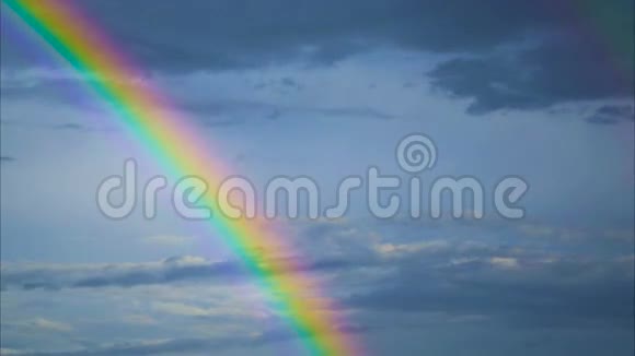天空有灰色的云彩和雨后的彩虹云和一道彩虹缓缓飘过时间流逝视频的预览图