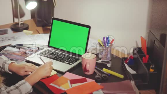 她办公室里一位年轻女设计师的手的俯视图视频的预览图