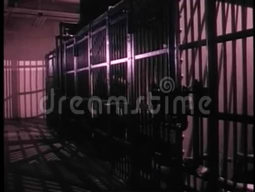 在监狱里监视犯人拖地板视频的预览图