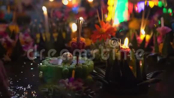 很多克拉伦斯河漂浮在水面上庆祝泰国传统节日LoyKrathong视频的预览图