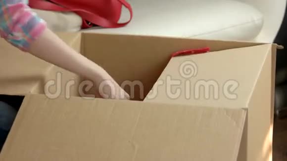 女人的手在装盒子视频的预览图
