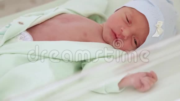新生儿躺在婴儿床上视频的预览图